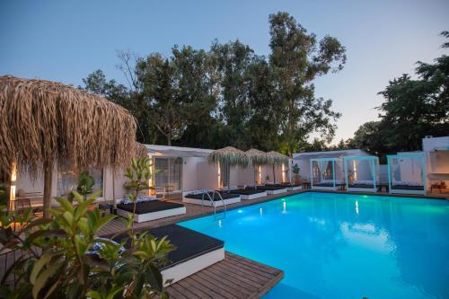 Bazén v ubytování Bamboo Suites Hotel - Adults Only nebo v jeho okolí