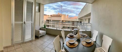 ein Balkon mit einem Tisch und Stühlen auf einem Balkon in der Unterkunft Apartamento Las Palmeritas Palm Mar Tenerife Sur in Palm-mar