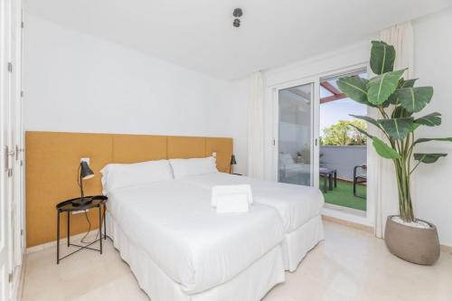 Great location 2 pools at Aloha Royal RDR385
