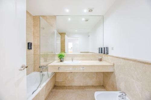 Great location 2 pools at Aloha Royal RDR385