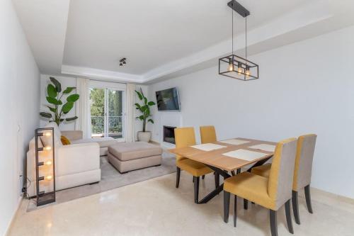Great location 2 pools at Aloha Royal RDR385
