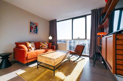 un salon avec un canapé et une table dans l'établissement OIQIA • New Yorker, à Toulouse