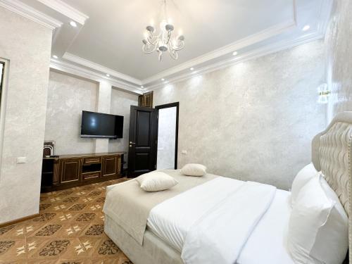 エレバンにあるRoyal Picnic Houseのベッドと薄型テレビのある寝室