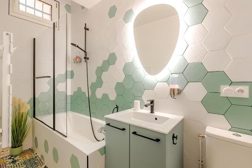 une salle de bain avec un lavabo et une douche dans l'établissement Loft à 2 pas des Champs Elysées et de la Défense!, à Neuilly-sur-Seine