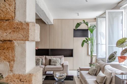 un salon avec un canapé et une table dans l'établissement 196 Suite Dan - Superbe Appartement à Paris, à Paris