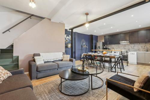 un salon avec un canapé et une table dans l'établissement 375 Suite Brady - Superbe Appartement à Paris, à Paris