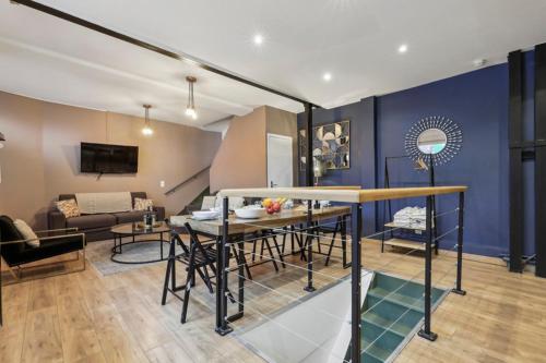 une cuisine et un salon avec une table et des chaises dans l'établissement 375 Suite Brady - Superbe Appartement à Paris, à Paris
