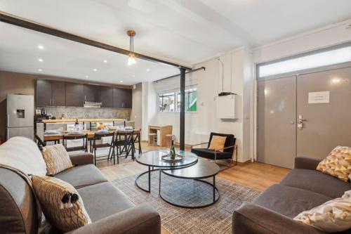 un salon avec un canapé et une table dans l'établissement 375 Suite Brady - Superbe Appartement à Paris, à Paris