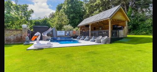 Πισίνα στο ή κοντά στο Incredible private Oasis 32c pool, jacuzzi games bar
