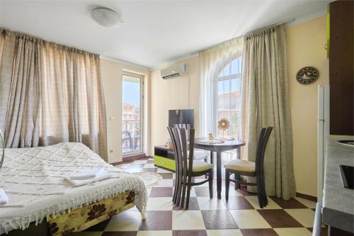 Ένα ή περισσότερα κρεβάτια σε δωμάτιο στο Hacienda Beach Studio with Pool by Flat Mаnаger