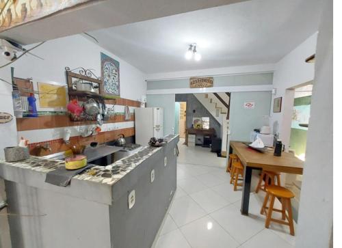 圣保罗Girassol Hostel Vila Madalena的厨房配有柜台和桌子