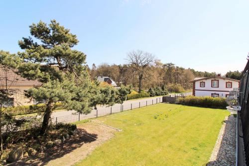a view of a yard with a fence at Ostseeresidenz Appartements Wischuer Fewo 36 in Wischuer