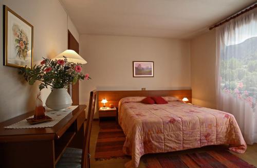 Ένα ή περισσότερα κρεβάτια σε δωμάτιο στο Albergo Miramonti