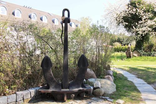 a bronze statue of a whale on the ground at Ostseeresidenz Appartements Wischuer Fewo 22 in Wischuer
