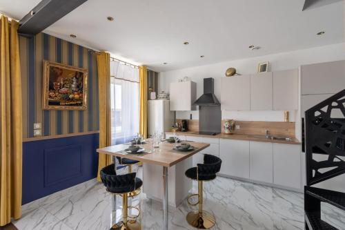 una cucina con un tavolo e sedie in una stanza di OIQIA • Museum a La Sentinelle