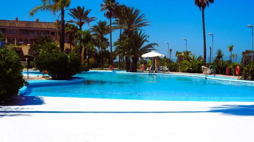 Bazén v ubytování Hotel Bahia Sur nebo v jeho okolí