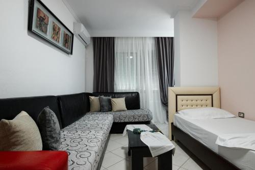 un soggiorno con divano e letto di City Side a Gjirokastër