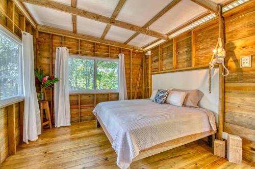 Postel nebo postele na pokoji v ubytování Monkey Tiny House - Private swimming pool