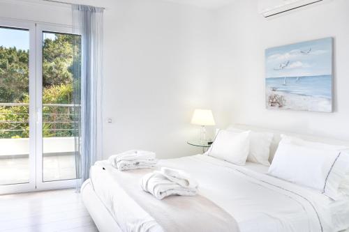 En eller flere senge i et værelse på Villa Coral -first Floor Apartment-