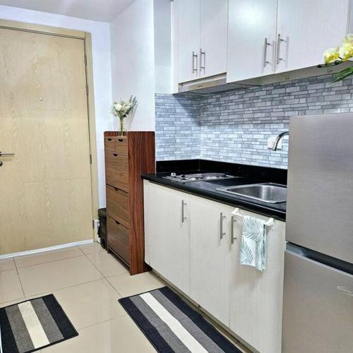 Jazz Residences Tower D Condoにあるキッチンまたは簡易キッチン