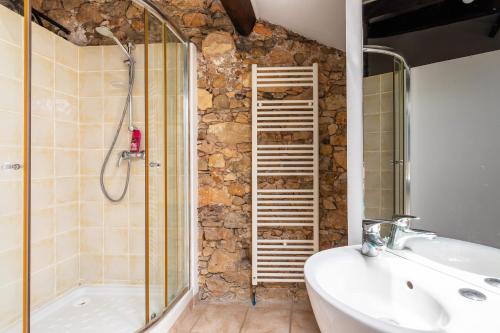 une salle de bain avec une douche, un lavabo et une baignoire dans l'établissement maison de ville La Fontaine BAu4, au Cannet