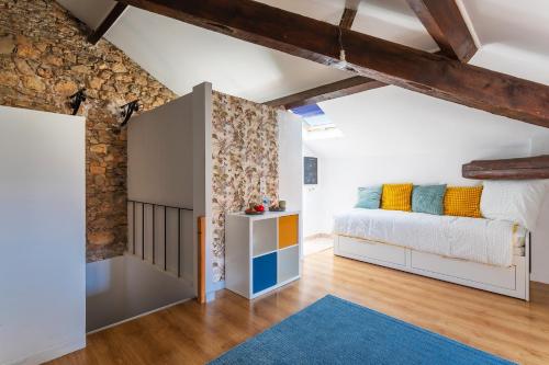 une chambre avec un lit et un mur dans l'établissement maison de ville La Fontaine BAu4, au Cannet