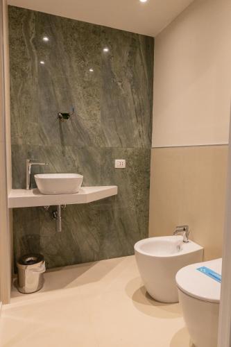 Bilik mandi di Hotel Shelley e delle Palme, BW Signature Collection