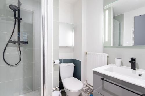 une salle de bain avec une douche, des toilettes et un lavabo dans l'établissement L'Irazu ~ Centre-ville ~ Climatisation, à Clermont-Ferrand