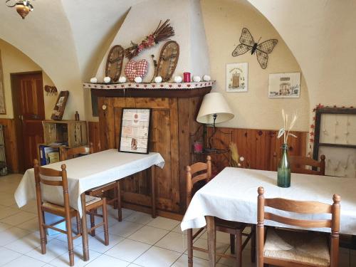une salle à manger avec deux tables et un papillon sur le mur dans l'établissement La Posada, à Saint-Paul