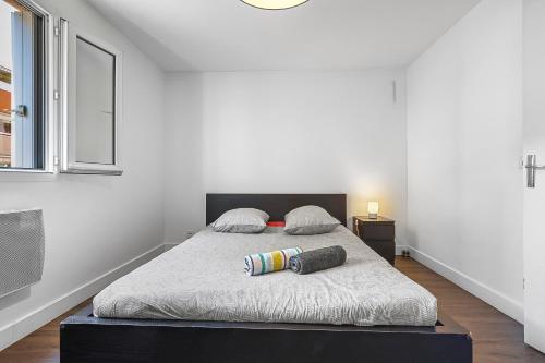 Ce lit se trouve dans une chambre blanche dotée d'un grand lit sidx sidx. dans l'établissement Very NICE - 80 meters to the sea, à Nice