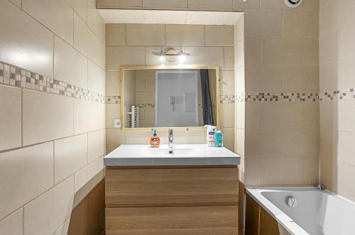 une salle de bain avec un lavabo et une baignoire dans l'établissement Very NICE - 80 meters to the sea, à Nice