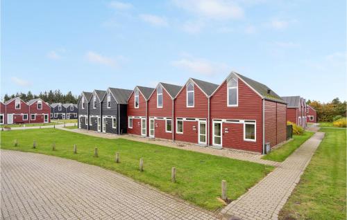 eine Reihe roter Häuser auf einer Straße in der Unterkunft Stunning Home In Nørre Nebel With Wifi in Nørre Nebel