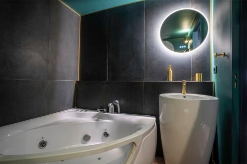 Photo de la galerie de l'établissement Le Beaulieu ~ Love Room ~ Balnéo ~ Vin pétillant, à Nantes