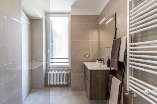 a bathroom with a sink and a bath tub at Le Dalie - Appartamento Stresa - Magognino in Brisino