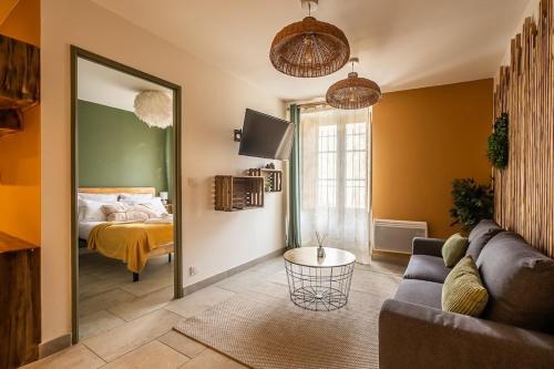 un salon avec un canapé et un miroir dans l'établissement OIQIA • Eden, à Carcassonne