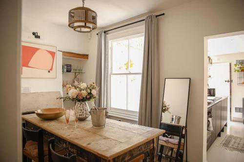 Φωτογραφία από το άλμπουμ του Primrose Cottage - with Private Courtyard & Sun Terrace in Central Bath στο Μπαθ