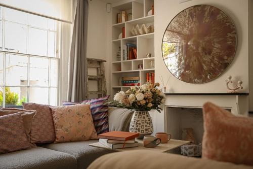 Χώρος καθιστικού στο Primrose Cottage - with Private Courtyard & Sun Terrace in Central Bath