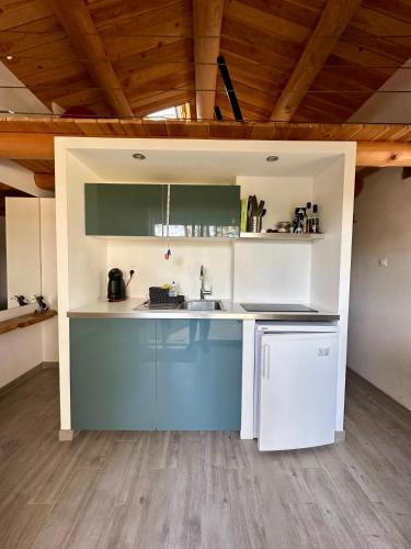 une cuisine avec un évier et un plan de travail dans l'établissement natur o lodge piscine, à Gagnières