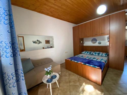 Ramo's Charming Studio Apartment with Sunlit Veranda - 2nd