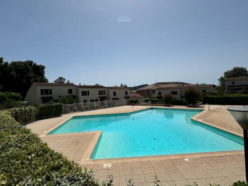 une grande piscine bleue dans une cour dans l'établissement L’alyzarine, à La Seyne-sur-Mer