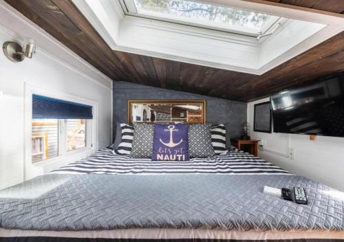 Gambar di galeri bagi Ashore the Clouds Glamping awaits di Woodland Park