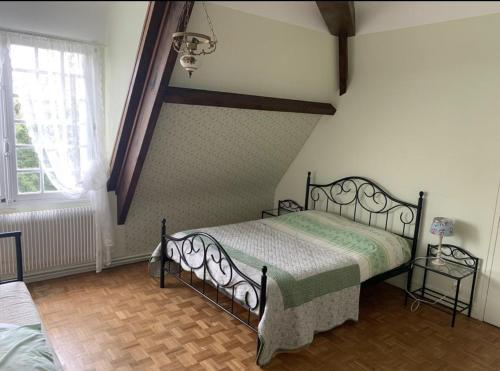 une chambre avec un lit dans une pièce dans l'établissement Maison de vacances, à Seur
