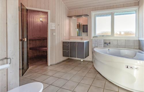 Phòng tắm tại Holiday Home Otterup 91 With Hot Tub