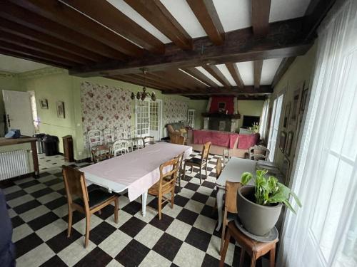 une salle à manger avec une table et des chaises dans l'établissement Maison de vacances, à Seur