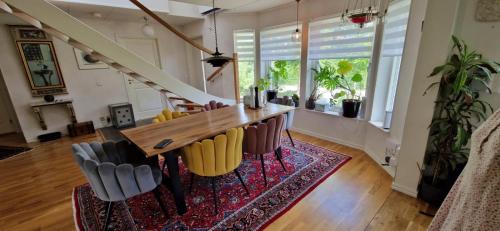 a dining room with a table and chairs on a rug at Lila rummet - Rum i familjärt boende, 1 tr upp - Sängkläder och handdukar ingår in Färjestaden