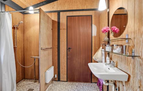 Un baño de Gorgeous Home In Fejø With Wifi