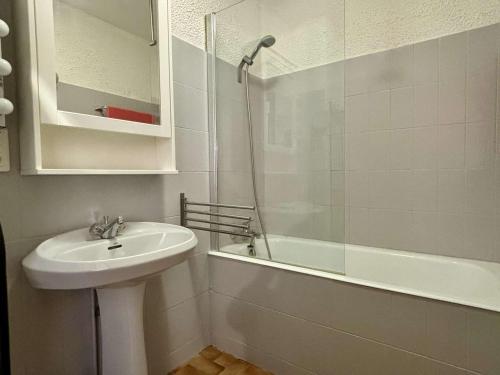 une salle de bain blanche avec un lavabo et une douche dans l'établissement Appartement 2 pièces avec parking privé à 300m de la plage - Argelès-sur-Mer - FR-1-225-62, à Argelès-sur-Mer