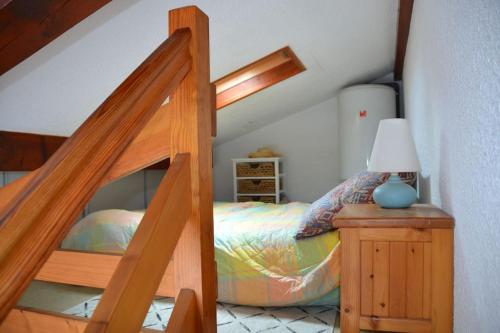 une chambre avec un lit superposé avec une échelle dans l'établissement Appartement Capbreton, à Capbreton
