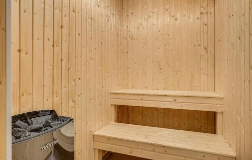 eine Holzsauna mit einer Bank und einem WC in der Unterkunft Gorgeous Home In Grenaa With Sauna in Brøndstrup
