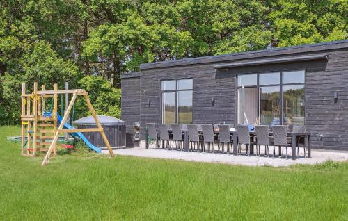 Ein Kinderspielbereich in der Unterkunft Gorgeous Home In Grenaa With Sauna